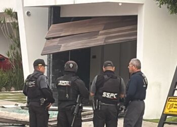 Atacan a balazos, vandalizan e incendian una lujosa residencia del fraccionamiento Portalegre