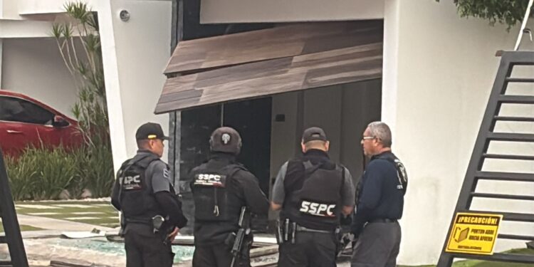 Atacan a balazos, vandalizan e incendian una lujosa residencia del fraccionamiento Portalegre