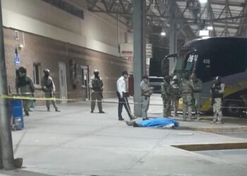 Un hombre falleció y otro más resultó grave al parecer por ingerir algún alimento en mal estado en la Central Milenium