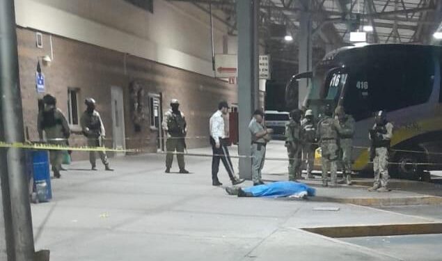 Un hombre falleció y otro más resultó grave al parecer por ingerir algún alimento en mal estado en la Central Milenium