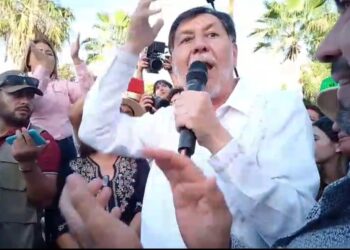 Imelda Castro y Fernández Noroña suspenden asamblea en Culiacán tras irrupción de “Guerreros Azules, enfrentamientos y empujones