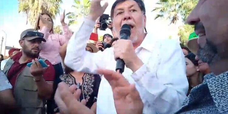 Imelda Castro y Fernández Noroña suspenden asamblea en Culiacán tras irrupción de “Guerreros Azules, enfrentamientos y empujones