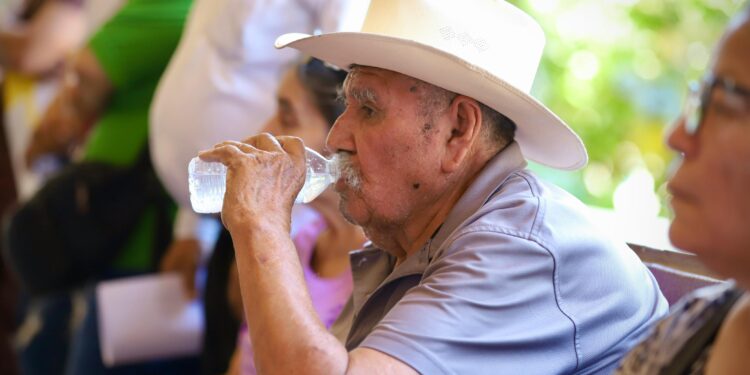 Recomienda Secretaría de Salud acciones para evitar golpe de calor y deshidratación