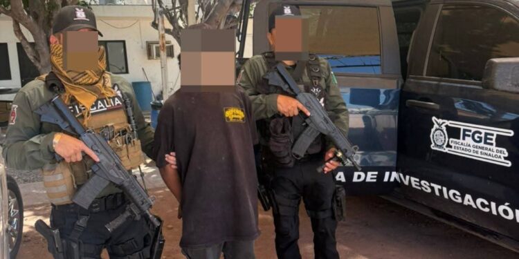 FGE ejecuta orden de aprehensión contra probable implicado en homicidio en cuartería de Juan José Ríos