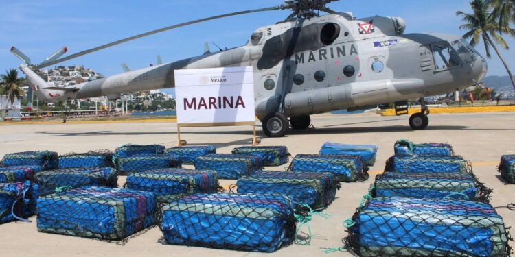 Marina Armada de México aseguró 26 paquetes con cocaína y capturo a dos presuntos narcos extranjeros en aguas del Océano Pacífico