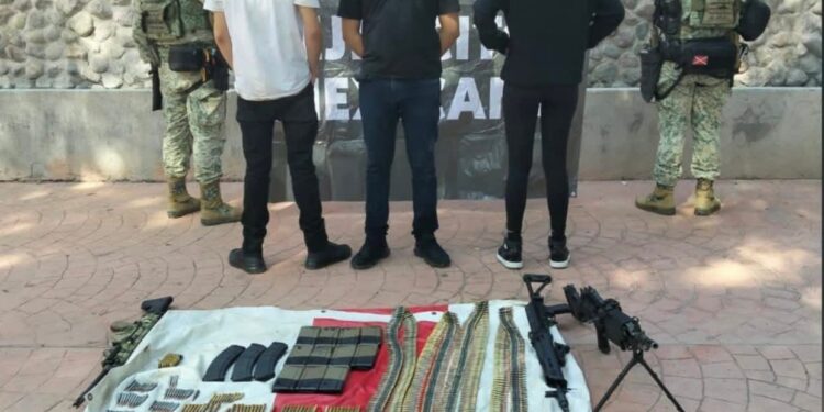 El Grupo Interinstitucional detuvo a tres civiles y aseguró armas, cargadores, cartuchos y vehículos robados