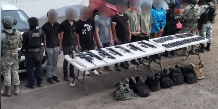 Detienen en Culiacán a 8 civiles; aseguraron 7 armas largas, cargadores y municiones
