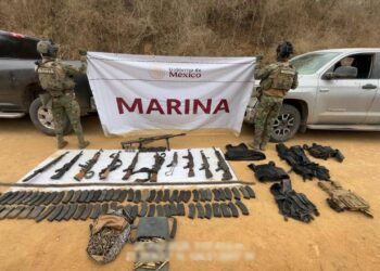 Marinos aseguran armas en vehículos abandonados en San Ignacio