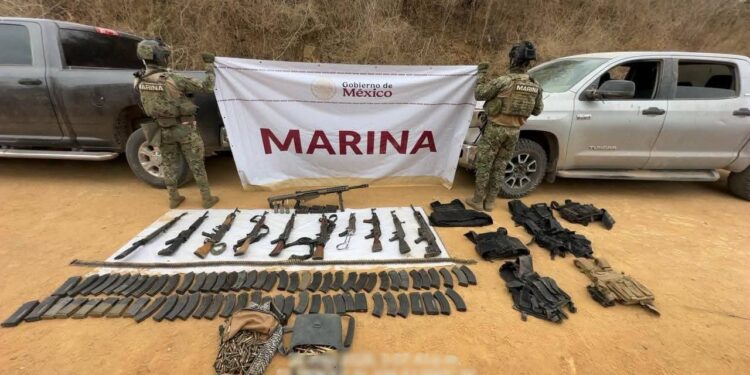 Marinos aseguran armas en vehículos abandonados en San Ignacio