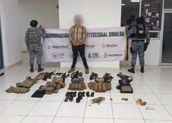 Tras agresión con disparos de arma de fuego en Culiacán, el Grupo Interinstitucional detuvo a 4 civiles y aseguró armas, municiones, equipo táctico y vehículos