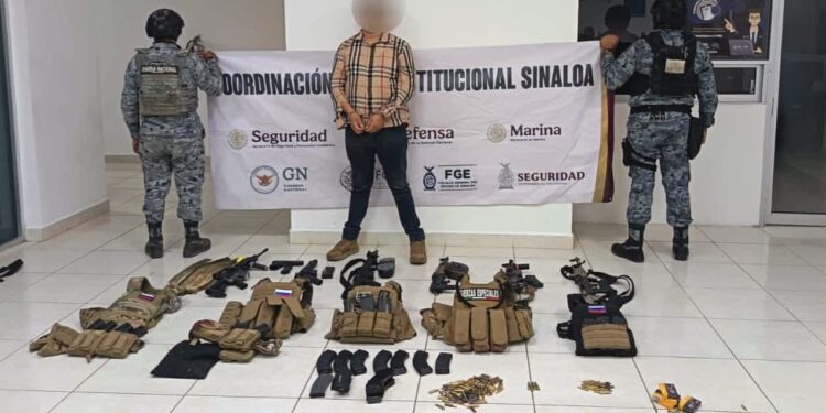 Tras agresión con disparos de arma de fuego en Culiacán, el Grupo Interinstitucional detuvo a 4 civiles y aseguró armas, municiones, equipo táctico y vehículos