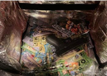 En Culiacán, el Grupo Interinstitucional aseguró un arma, un cargador, cartuchos, dosis y cigarros de presunta droga en una mochila de repartición de comida