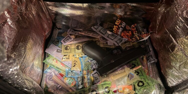 En Culiacán, el Grupo Interinstitucional aseguró un arma, un cargador, cartuchos, dosis y cigarros de presunta droga en una mochila de repartición de comida