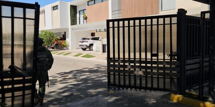 Vandalizan y roban vehículo en la colonia El Barrio: Impactan y prenden fuego a SUV tras despojo de vehículo