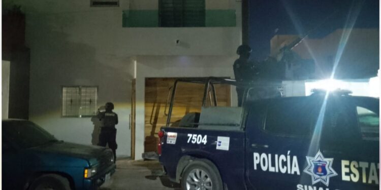 Aseguran armas largas, cargadores, cartuchos y equipo táctico en un inmueble de Culiacán