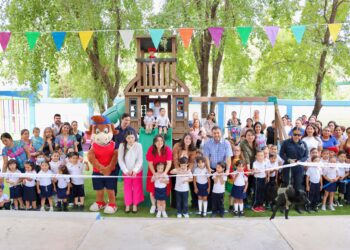 José Paz López entrega área recreativa en kínder de Badiraguato