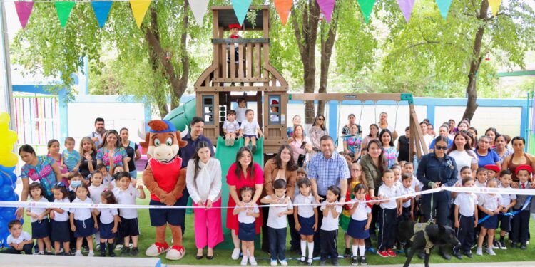 José Paz López entrega área recreativa en kínder de Badiraguato