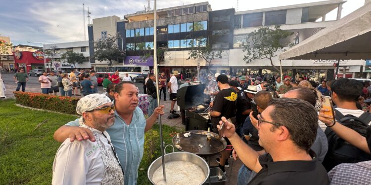 Asadores, banda y reclamos: convierten inmediaciones del Ayuntamiento en foro ciudadano tras licencia de Rocha y Gámez por acusaciones de EU