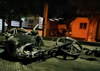 Ataque armado e incendio en Prados del Sur deja daños materiales y una motocicleta quemada 