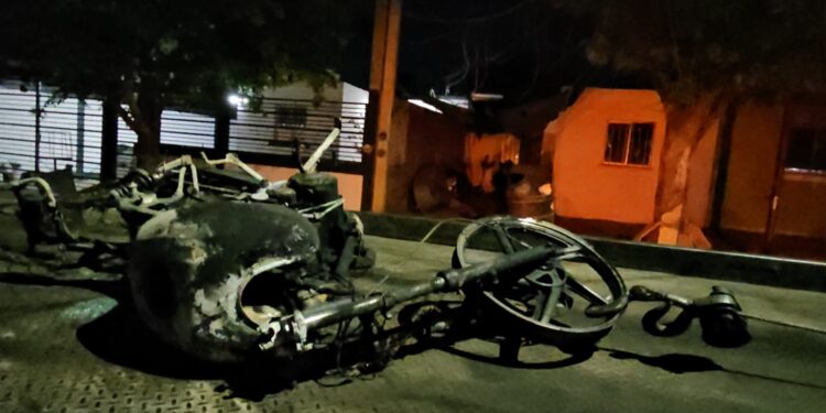 Ataque armado e incendio en Prados del Sur deja daños materiales y una motocicleta quemada 
