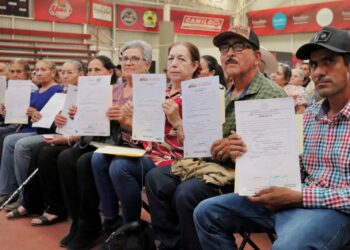 Dan certeza jurídica a más de 2 mil familias de Badiraguato; autoridades estatales y municipales entregan títulos de propiedad