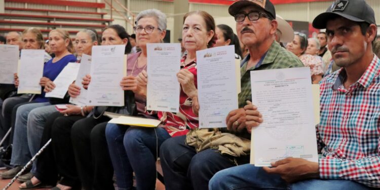 Dan certeza jurídica a más de 2 mil familias de Badiraguato; autoridades estatales y municipales entregan títulos de propiedad