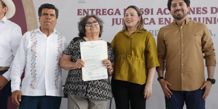Gobernadora Yeraldine entregó títulos de propiedad que dan certeza jurídica a familias de Mocorito