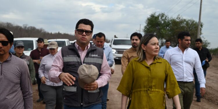 Supervisa Gobernadora Yeraldine construcción de carretera en Mocorito
