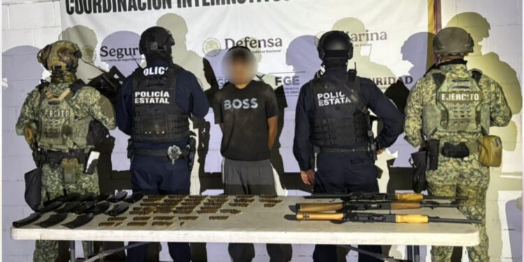 En posesión de armas largas, cargadores, cartuchos y un vehículo robado, un civil fue detenido por el Grupo Interinstitucional en Villa Juárez