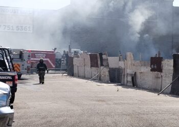 Fuerte incendio en nave de la tienda Lowes Culiacán moviliza a Bomberos y autoridades