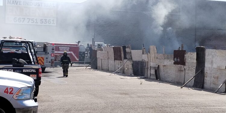 Fuerte incendio en nave de la tienda Lowes Culiacán moviliza a Bomberos y autoridades