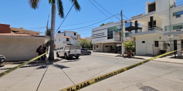 Atacan a balazos una de las casas del gobernador con licencia Rubén Rocha Moya en Culiacán
