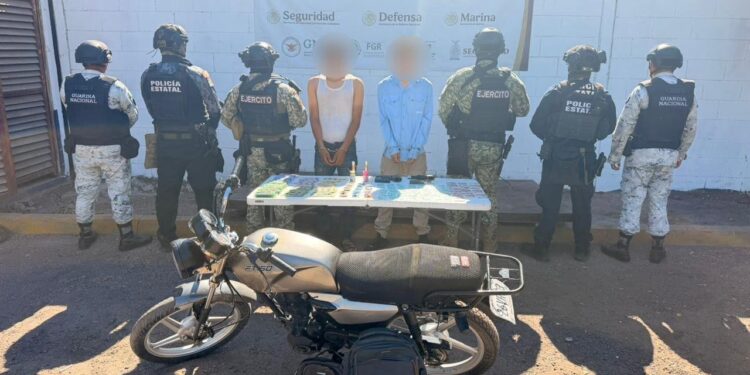 Grupo Interinstitucional detuvo a 2 civiles; les aseguraron armas cortas, cigarros con presunta droga, dinero en efectivo y una motocicleta