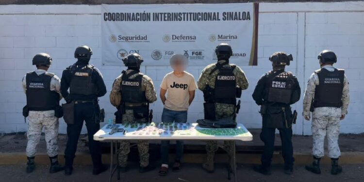 En atención a una denuncia anónima al 089, el Grupo Interinstitucional detuvo a un hombre armado y con dosis de presunta droga