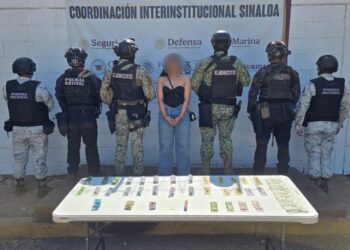 En Culiacán, el Grupo Interinstitucional detuvo a una mujer; le aseguraron cigarros y dosis de presunta droga, así como dinero en efectivo