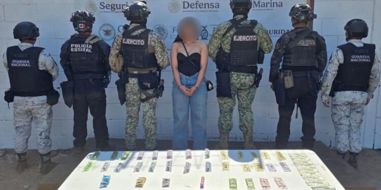 En Culiacán, el Grupo Interinstitucional detuvo a una mujer; le aseguraron cigarros y dosis de presunta droga, así como dinero en efectivo