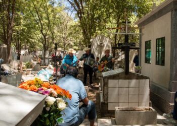 Familias acuden a los panteones de Culiacán en un ambiente ordenado y de tradición por el Día de las Madres