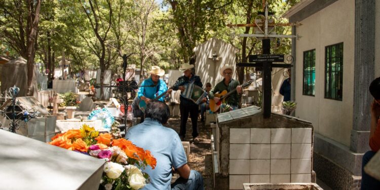 Familias acuden a los panteones de Culiacán en un ambiente ordenado y de tradición por el Día de las Madres