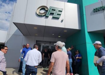 Usuarios vuelven a bloquear oficinas de CFE en Culiacán por recibos “impagables”