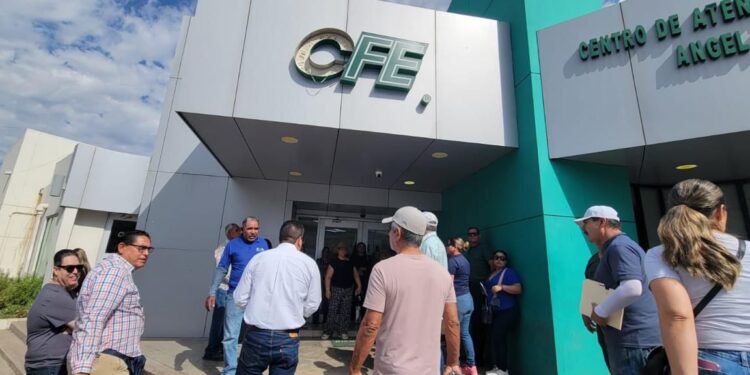 Usuarios vuelven a bloquear oficinas de CFE en Culiacán por recibos “impagables”