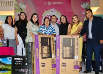 José Paz López festeja a las mamás de Badiraguato con música, regalos y una rica cena