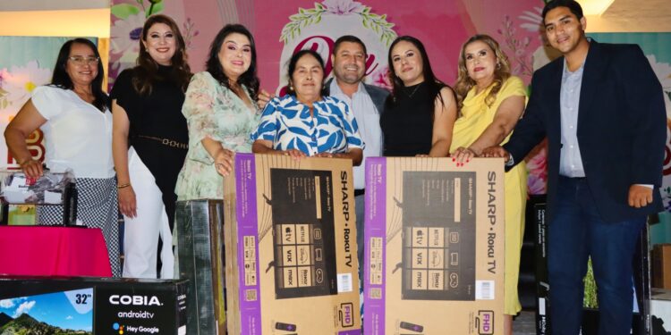 José Paz López festeja a las mamás de Badiraguato con música, regalos y una rica cena