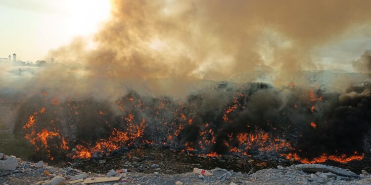 Fuerte incendio moviliza a bomberos en la zona del Piggy Back