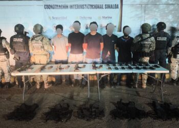 Detienen a cinco civiles y aseguró armas, entre ellas cinco armas largas, un aditamento lanzagranadas, municiones y equipo táctico