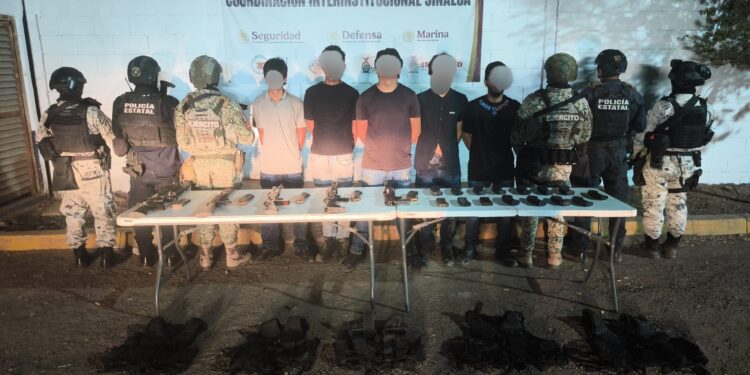 Detienen a cinco civiles y aseguró armas, entre ellas cinco armas largas, un aditamento lanzagranadas, municiones y equipo táctico