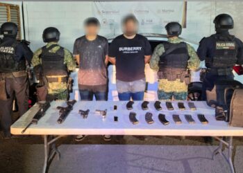 Derivado de una denuncia anónima al 089, el Grupo Interinstitucional detiene a 2 personas en posesión de 4 armas, cargadores, cartuchos, equipo táctico y un vehículo