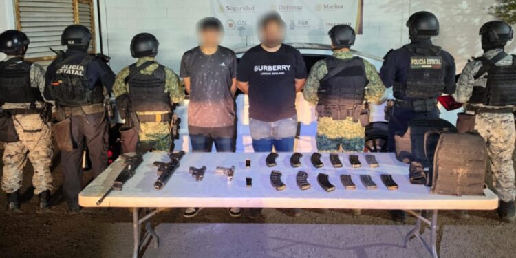 Derivado de una denuncia anónima al 089, el Grupo Interinstitucional detiene a 2 personas en posesión de 4 armas, cargadores, cartuchos, equipo táctico y un vehículo