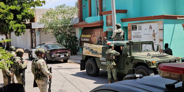 Hallan a hombre asesinado envuelto en cobija en Culiacán