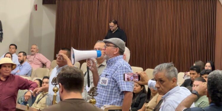 Protestan en Congreso de Sinaloa por “recibos impagables” de la CFE