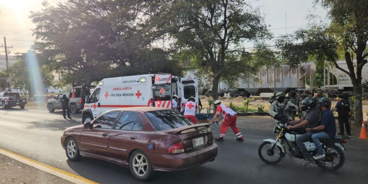 Un hombre es atacado a tiros en la carretera Culiacán-Navolato
